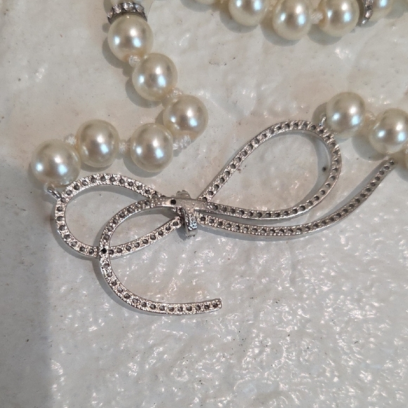 Elegant Pearl Necklace with Silver Rhinestone Bow - Picture 6 of 6